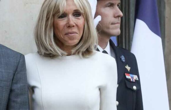 PHOTO – Brigitte Macron : lunettes fumées et total look noir, son premier look de l’automne en jette !